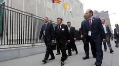 Wakil Presiden Jusuf Kalla berjalan kaki menuju markas Perserikatan Bangsa-bangsa (PBB) di New York, AS, Senin (18/09) waktu setempat. Jusuf Kalla akan memimpin delegasi Indonesia dalam sidang majelis umum Badan PBB ke-72. (Liputan6.com/Tim Media Wapres)
