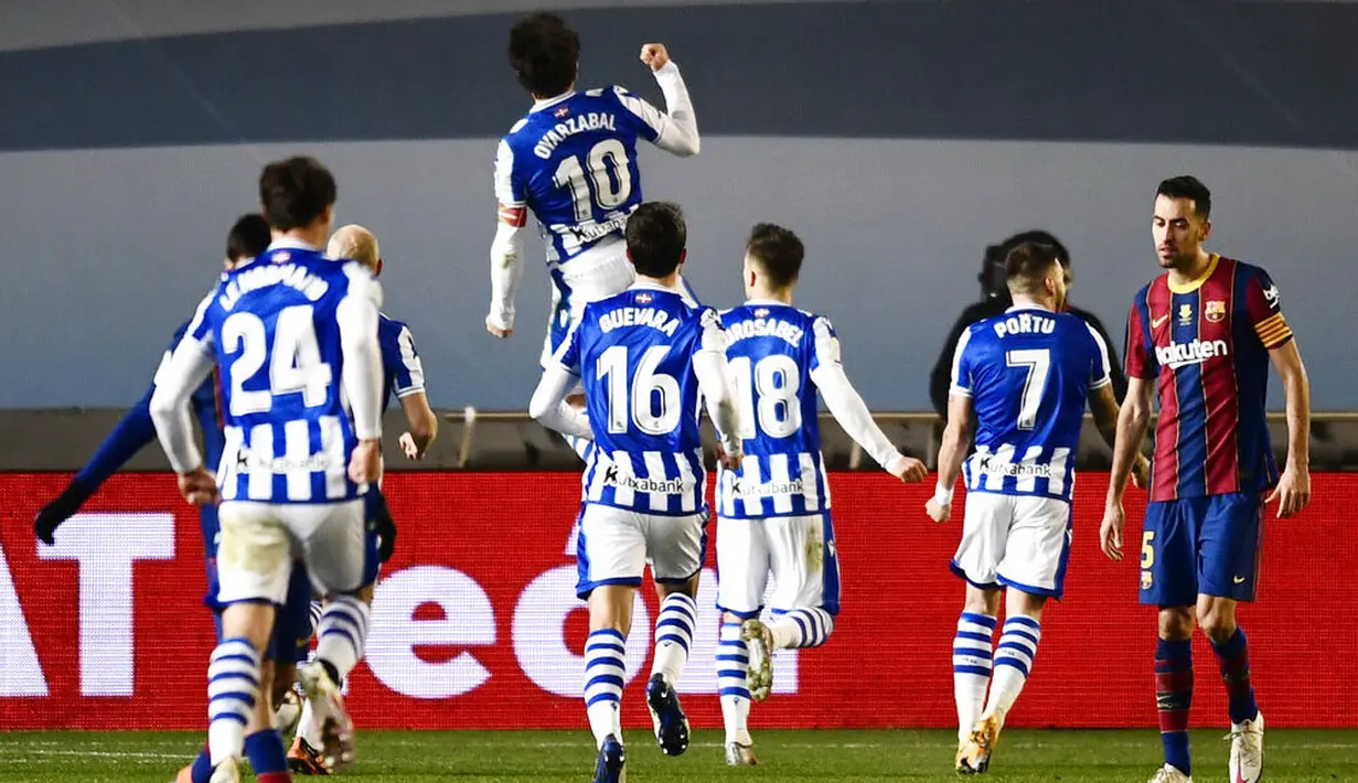 Pemain Real Sociedad, Mikel Oyarzabal, melakukan selebrasi usai mencetak gol ke gawang Barcelona pada laga semifinal Piala Super Spanyol di Stadion Nuevo Arcangel, Rabu (13/1/2021). Barcelona menang adu penalti dengan skor 3-2. (AP/Jose Breton)
