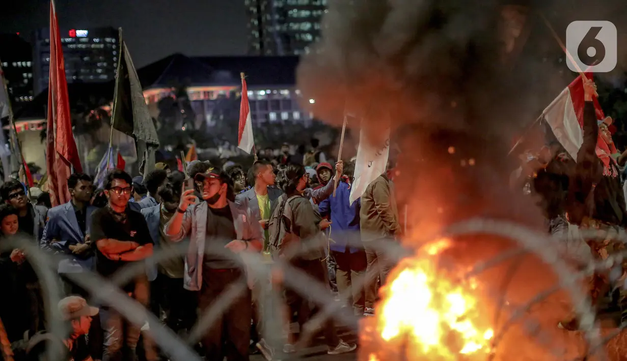 Ratusan pengunjuk rasa gabungan dari berbagai Universitas membakar barikade saat aksi menolak kenaikan harga BBM bersubdisi di kawasan Patung Kuda Arjuna Wijaya, Jakarta, Selasa (13/9/2022). Aksi unjuk rasa yang menolak kenaikan harga BBM bertahan hingga malam hari di kawasan tersebut. (Liputan6.com/Faizal Fanani)
