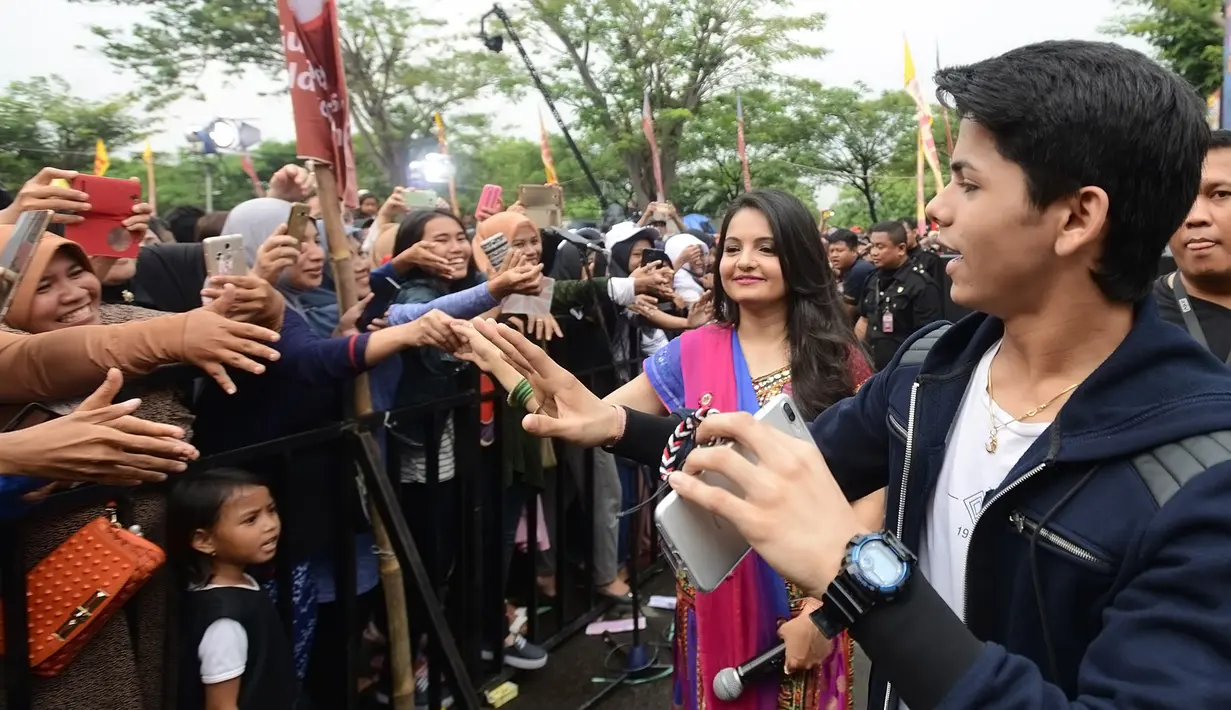 Sangat antusias melihat keramaian penggemarnya yang hadir saat itu, bintang Bollywood itu pun menuruni panggung dan menyapa penggemarnya lebih dekat. Keduanya tampak bersalaman dengan penonton yang ada di baris paling depan. (Bambang E. Ros/Bintang.com)