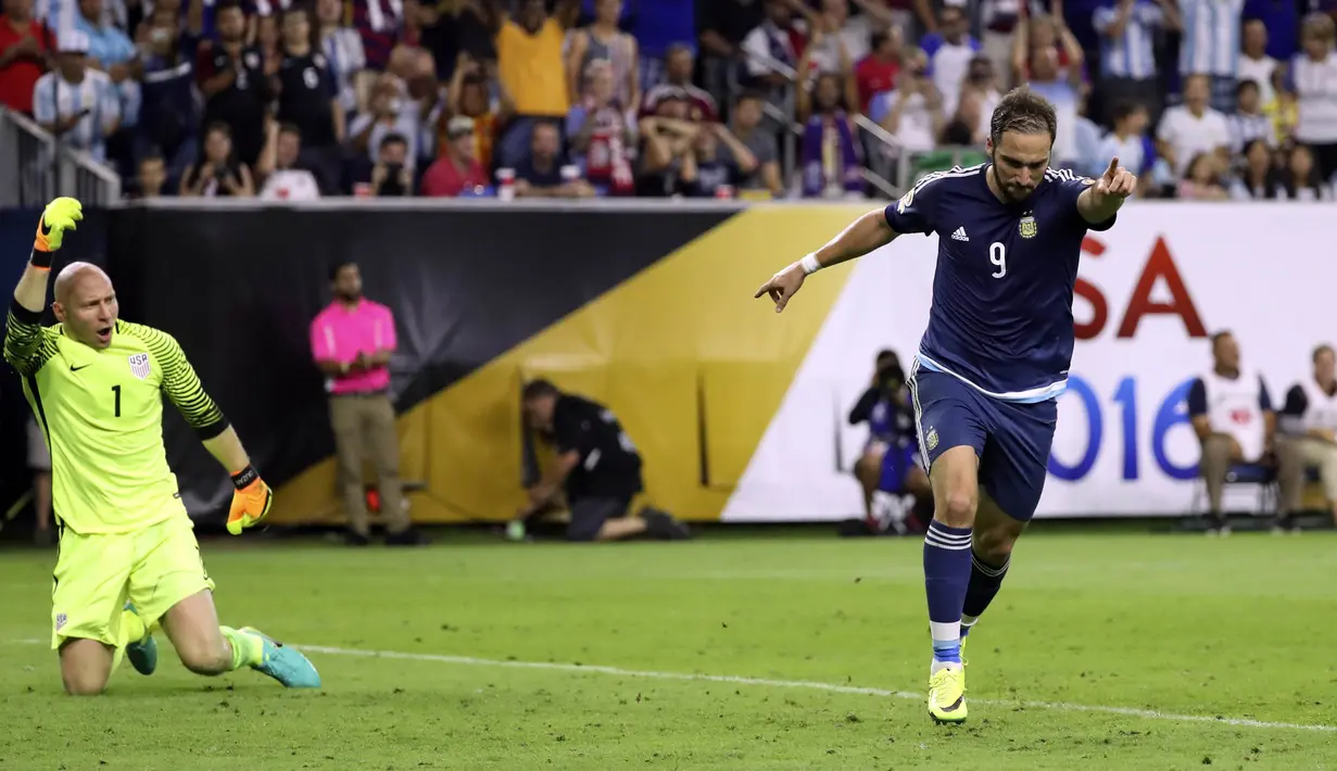 Ekspresi Kiper AS, Brad Guzan dan perayaan gol Gonzalo Higuain pada laga semifinal Copa America Centenario  2016 antara Argentina vs AS di Stadion NRG, Houston,Texas, Rabu (22/6/2016) WIB. (Mandatory Credit: Kevin Jairaj-USA TODAY Sports)