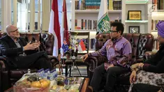 Duta Besar Australia untuk Indonesia, Paul Grigson berbincang dengan Ketua Umum PKB Muhaimin Iskandar di DPP PKB, Jakarta, Rabu (25/10). Kunjungan Paul ke DPP PKB untuk mengenal lebih jelas demokrasi dan politik di Indonesia. (Liputan6.com/Faizal Fanani)