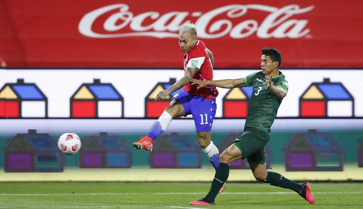 Timnas Chile memiliki penyerang Eduardo Vargas yang telah menyumbang dua gol dan satu assist pada empat laga yang dilalui mereka. Namun saat ini Chile hanya mampu bertengger di posisi ke tiga dengan torehan lima poin. (Foto: AFP/Pool/Alberto Valdes)
