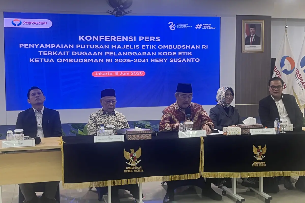 Majelis Etik Ombudsman Republik Indonesia (ORI) menyampaikan hasil rapat terkait dugaan pelanggaran etik yang dilakukan Ketua ORI periode 2026–2031, Hery Susanto, yang telah berstatus tersangka. (Liputan6.com/Radityo)