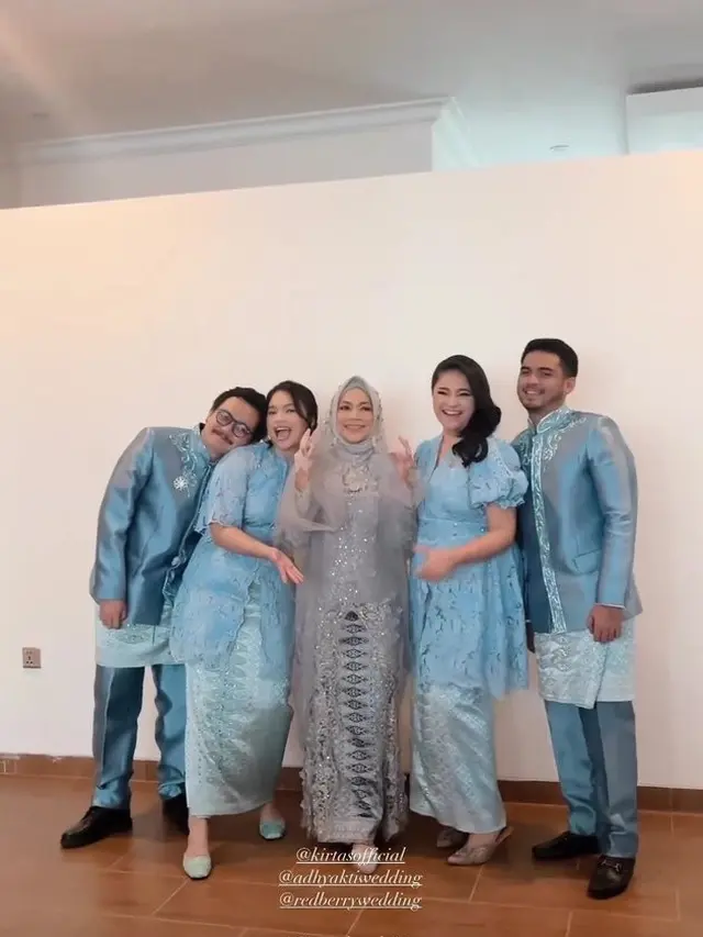 6 Potret Marshanda di Pernikahan Ibunda, Kompak dengan Adik-Adiknya