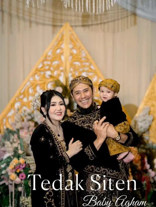 Suasana kental nuansa budaya semakin terasa dalam acara yang sepenuhnya mengusung konsep adat Jawa, mulai dari dekorasi hingga busana yang dikenakan oleh keluarga kecil ini. [@dsv_videographer].