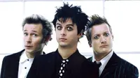 Beragam cemoohan dilontarkan kepada Frank setelah merekam ulang lagu Extraordinary Girl milik Green Day.