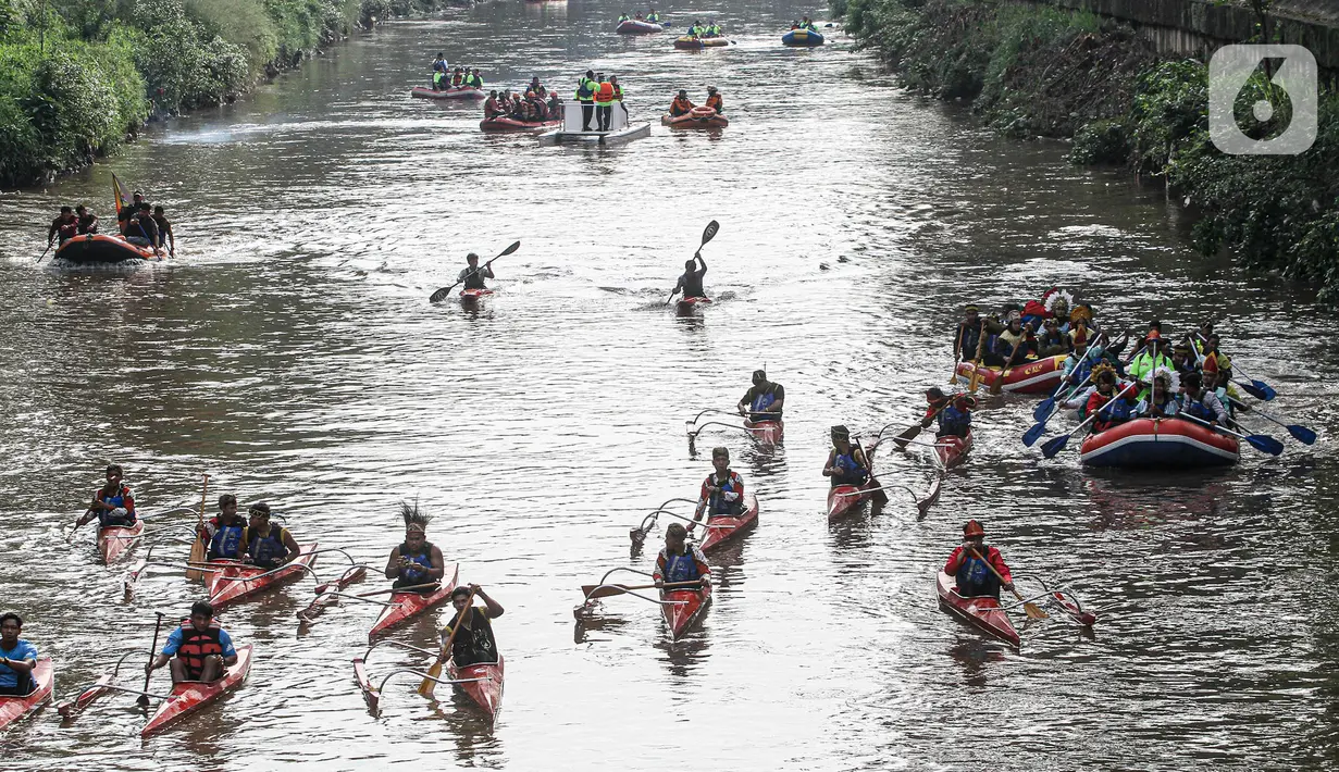 Peserta menyusuri Sungai Ciliwung saat mengikuti Festival Dayung Ciliwung, Jakarta, Minggu (4/12/2022). Festival Dayung Ciliwung digelar untuk pemanasan pra-Kejurnas Dayung 2022 sekaligus percontohan pengelolaan sungai di Indonesia. (Liputan6.com/Faizal Fanani)