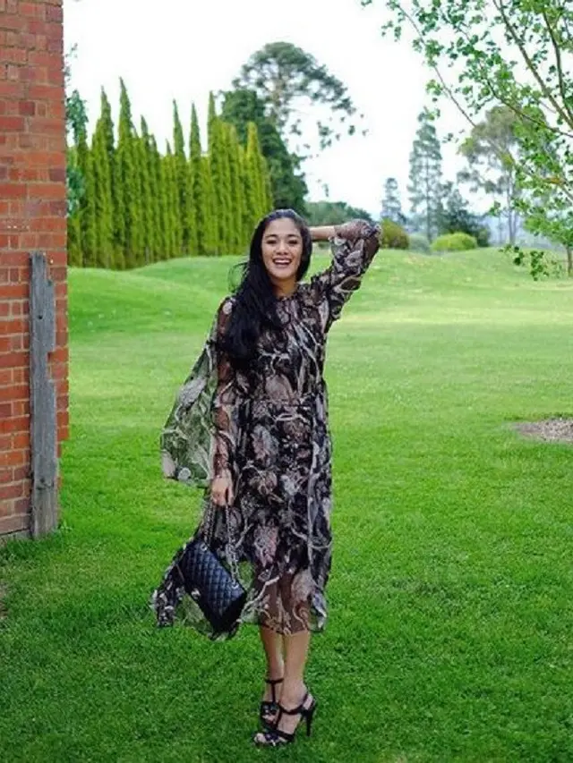 [Bintang] Klasik Chic, Outfit Liburan Naysila Mirdad Ini Cocok Dijadikan Inspirasi