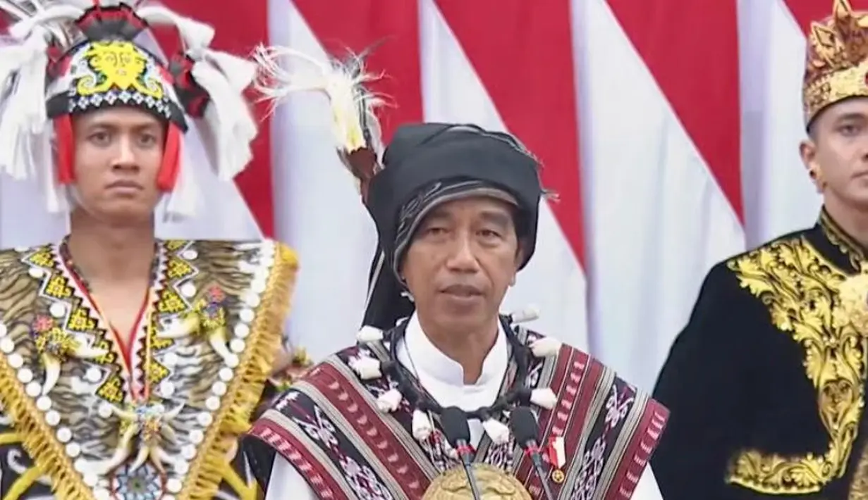 Tahun ini, Jokowi juga kembali mengenakan baju adat di Sidang Tahunan MPR 2023. Kali ini, Jokowi mengenakan baju adat Suku Tanimbar dari Maluku. [YouTuber/DPR RI]