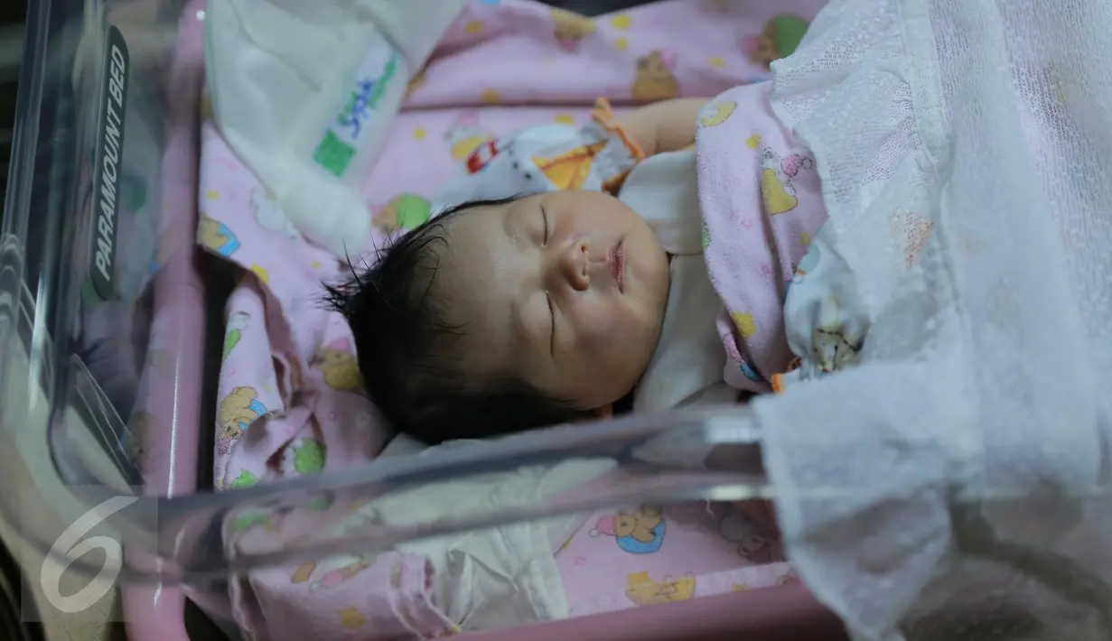 Anak Vokalis Band Kotak Tantri Syalindri Ichlasari di Rumah Sakit  YPK Mandiri, Jakarta, Minggu (24/4). Tantri Kotak Melahirkan melalui proses Caesar dengan berat 3.35 kg panjang 51 cm. (Liputan6.com/Gempur M Surya)