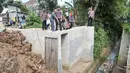 Cagub DKI Basuki Tjahaja Purnama ( Ahok ) melihat drainase saat blusukan ke wilayah Cililitan, Jakarta, Rabu (28/12). Dalam blusukannya tersebut Ahok mencari tahu permasalahan banjir di Cililitan Kecil. (Liputan6.com/Yoppy Renato)