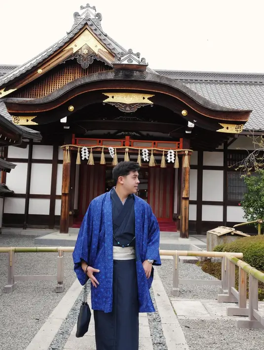 Sama-sama mengenakan kimono, keduanya tampil bak bangsawan Jepang dengan pesona yang menawan. [@jeromepolin]