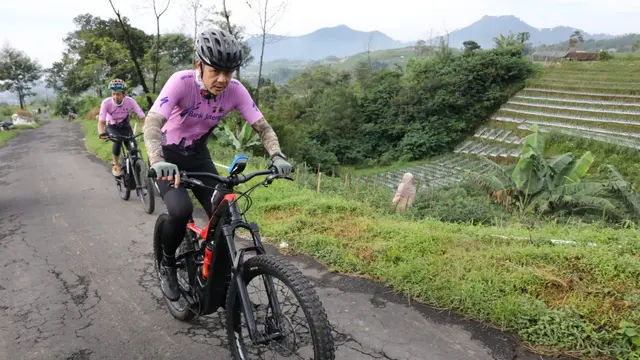 Jalur terakhir even Tour de Borobudur, Ganjar dan peserta lain harus menaklukkan tanjakan dengan elevasi hingga 30 persen menuju Nepal Van Java. (Liputan6.com/Humas Pemprov Jateng)