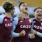 Pemain Aston Villa, Anwar El Ghazi, melakukan selebrasi usai mencetak gol ke gawang Wolverhampton Wanderers pada laga Liga Inggris di Stadion Molineux, Minggu (13/12/2020). Aston Villa menang dengan skor 0-1. (Tim Keeton/Pool/AFP)