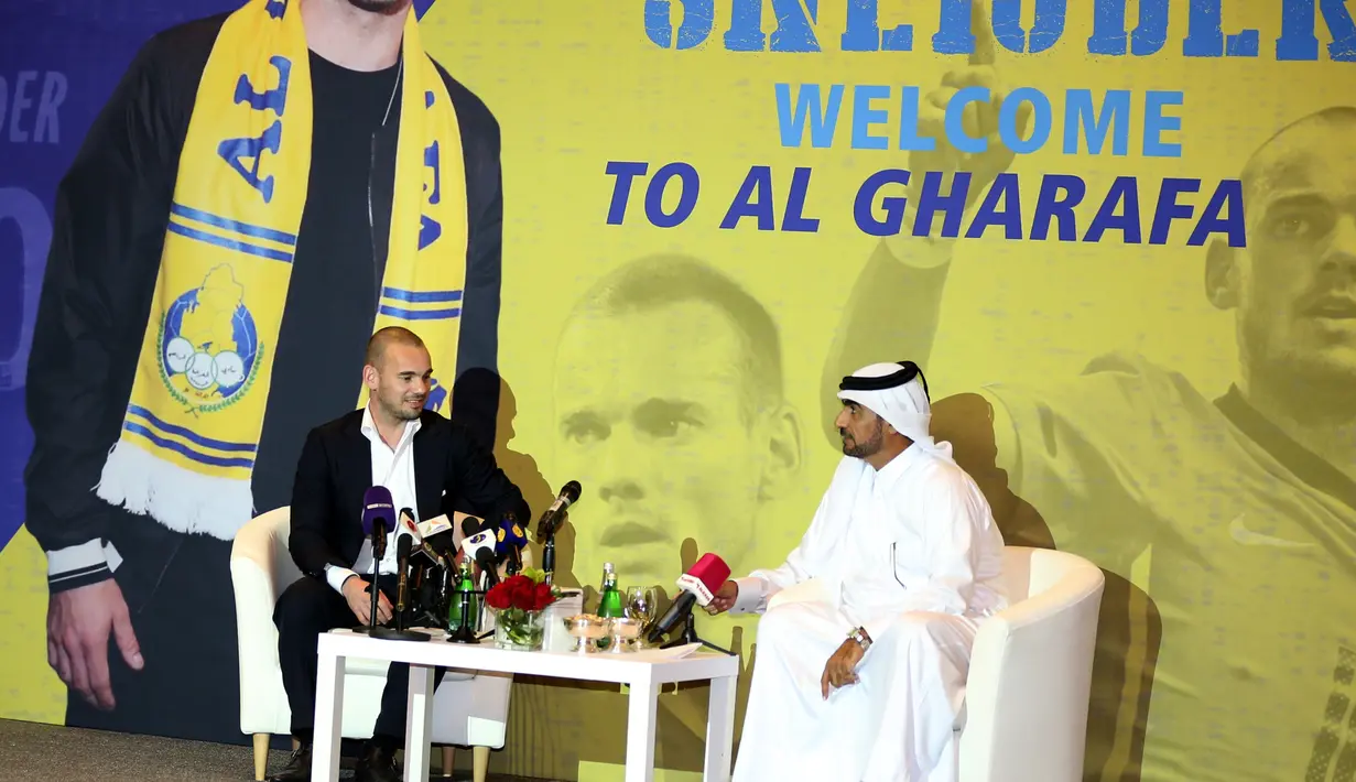 Pemain internasional Belanda, Wesley Sneijder saat diperkenalkan sebagai pemain baru klub Qatar, Al Gharafa, di Doha, Senin (8/1). Al Gharafa dikenal sebagai salah satu klub yang memiliki pengembangan pemain muda terbaik di Qatar. (STRINGER/AFP)