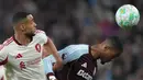 Pemain Liverpool, Cody Gakpo (kiri) berebut bola dengan pemain Aston Villa Ezri Konsa (kanan) pada laga pekan 37 Premier League 2025/2026, Sabtu (16/5/2026) diini hari WIB. (AP Photo/Dave Shopland)