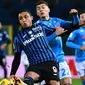 Striker Atalanta, Luis Muriel (depan) menguasai bola dibayangi bek Napoli, Giovanni di lorenzo dalam laga leg kedua semifinal Coppa Italia 2020/21 di The Azzurri d'Italia Stadium, Rabu (10/2/2021). Atalanta menang 3-1 atas Napoli. (AFP/Miguel Medina)