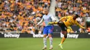 Bek Manchester United (MU) Luke Shaw (kiri) bersaing dengan bek Wolverhampton Wanderers Nelson Semedo pada match day ketiga Liga Inggris di Stadion Molineux, Minggu (29/8/2021). MU menang tipis 1-0 lewat gol Mason Greenwood. (Oli SCARFF/AFP)