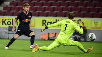 Striker RB Leipzig Timo Werner (kiri) mencetak gol ke gawang FC Koln pada lanjutan Bundesliga di RheinEnergieStadion, Senin (1/6/2020) atau Selasa dini hari WIB. (AFP/Ina Fassbender)