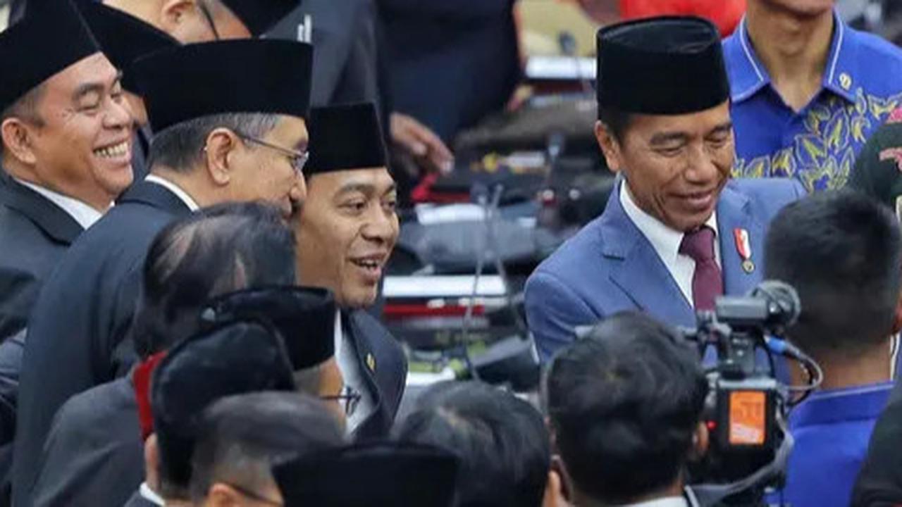 VIDEO: Kumpulan Gaya Komeng Ceria di Rapat MPR, Diajak Foto Sampai Tepok Jidat Diteriaki 'Uhuy