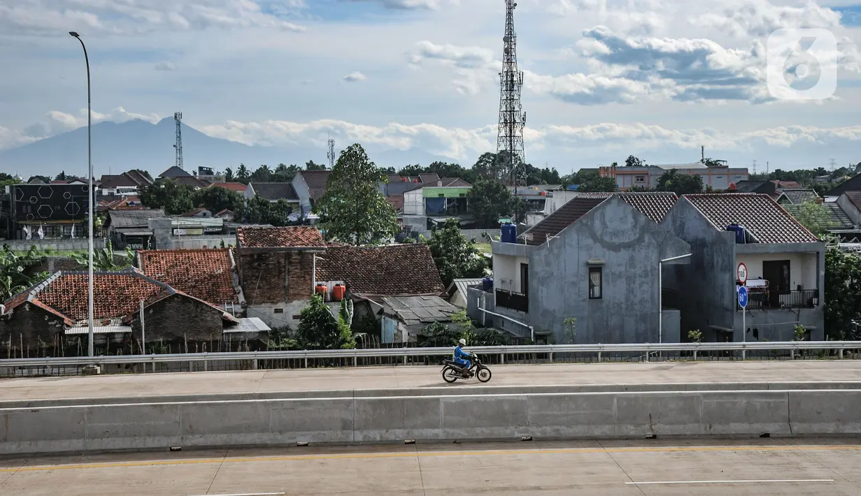 Pekerja menggunakan sepeda motor saat melintasi proyek Tol Cinere-Jagorawi (Cijago) seksi 3 ruas Kukusan-Cinere di kawasan Tanah Baru, Depok, Jawa Barat, Minggu (20/11/2022). Proyek Tol Cijago seksi 3 ini direncanakan rampung pada Januari 2023 yang diharapkan dapat meningkatkan konektivitas Tol JORR II yang berdampak positif mengurangi kemacetan di pusat Kota Depok, memperlancar mobilitas warga dan mengurangi kemacetan di ruas tol lain.  (merdeka.com/Iqbal S Nugroho)