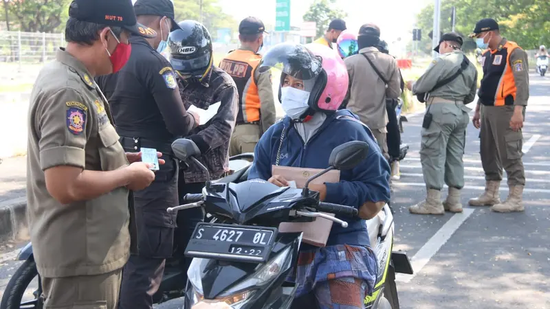 Penyekatan pengendara untuk tes Covid-19 di Jembatan Suramadu. (Dian Kurniawan/Liputan6.com)