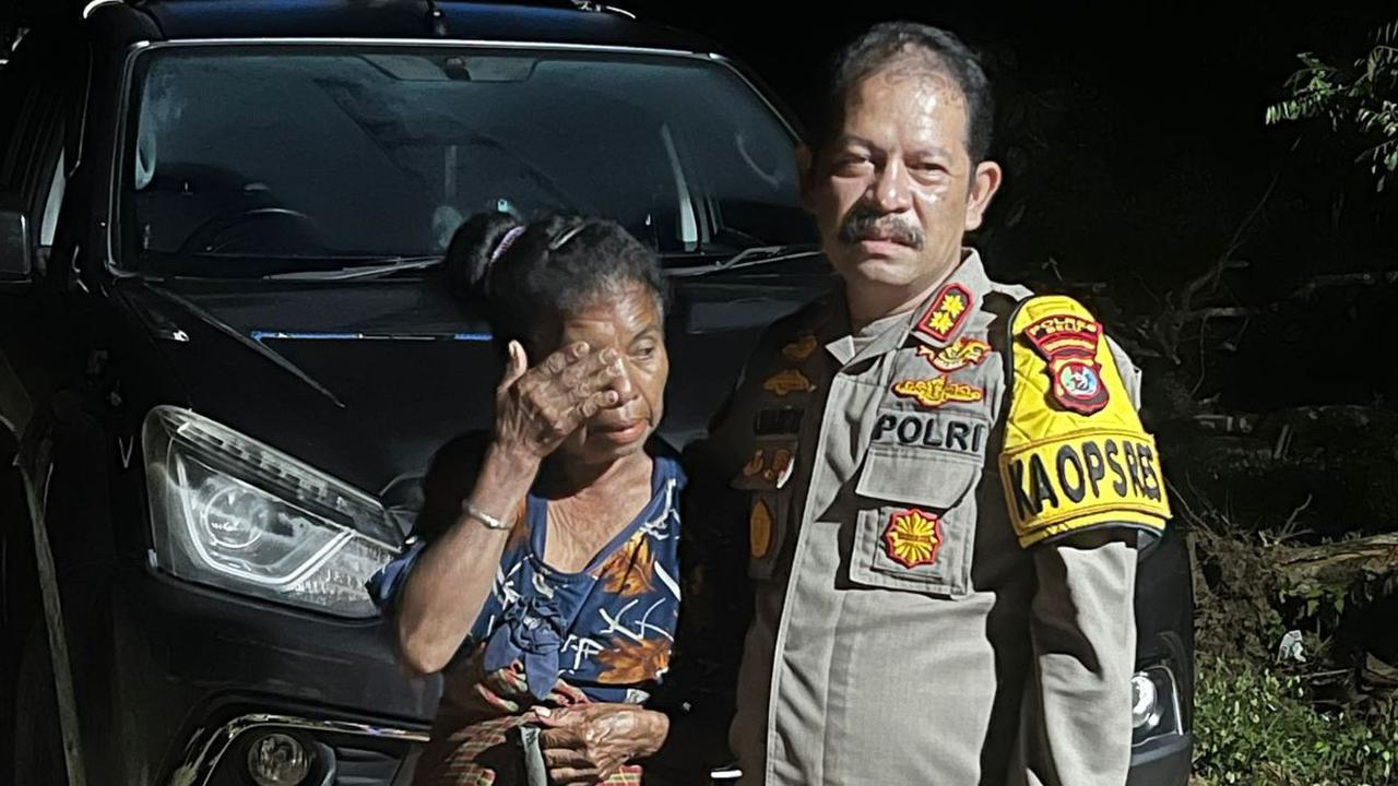 Atas laporan anggotanya, AKBP Richo Nataldo Devallas Simanjuntak langsung mengunjungi Kampung Lama Webereliku dengan membawa 12 buah lampu solar cell.<br>