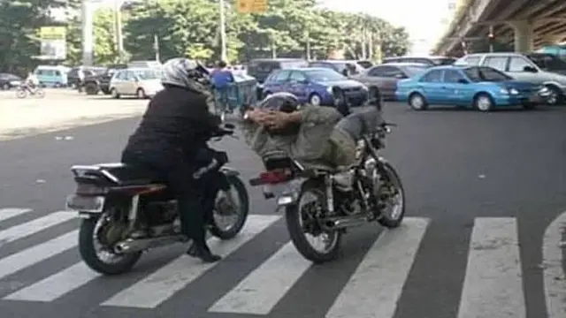 6 Tingkah Santai Orang saat Nikmati Ngabuburit Ini Bikin Ngakak