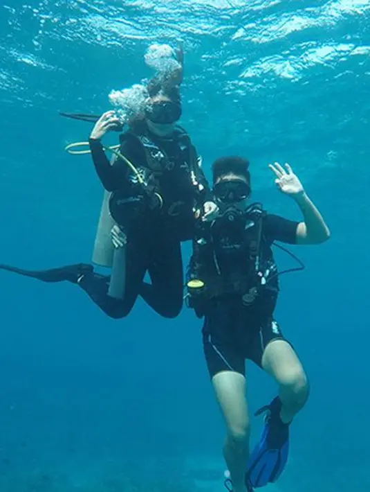 "Panggilan kepada @indpriw yang tak bisa melepaskan tangannya dariku (karena aku terus menerus mengambang menjauhinya)," tulis Nikita Willy dengan bahasa Inggris, lengkap emotikon menggambarkan suasana hatinya. (Instagram/nikitawillyofficial94)