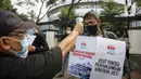 Serikat pekerja JICT menggelar aksi di depan Gedung Kejaksaan Agung, Jakarta, Jumat (30/4/2021). Dalam aksinya mereka mendukung upaya Kejagung untuk mengusut kasus dugaan tindak pidana korupsi terkait  perpanjangan kontrak pelabuhan petikemas nasional JICT. (Liputan6.com/Faizal Fanani)