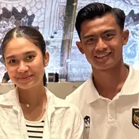 Satu bulan usai sah jadi suami istri, Pratama Arhan dan Azizah Salsha makin serasi. Laga tersebut merupakan laga perdana bek berusia 21 tahun itu dengan Timnas Indonesia U-23 usai menikah juga jadi momen pertama Pratama Arhan didukung langsung oleh sang istri di stadion. Azizah Salsha setia menemani Arhan dari sejak di hotel hingga berangkat ke Stadion Manahan. (Liputan6.com/IG/@arhanazizah.official)