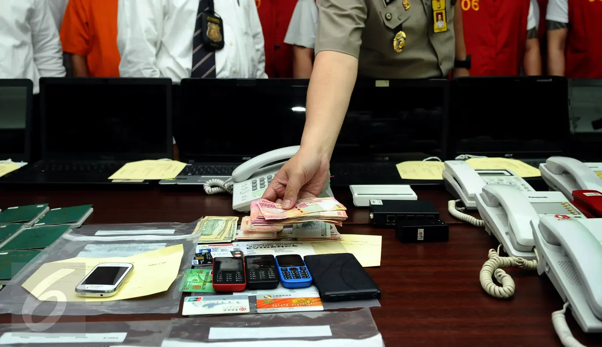 Petugas memperlihatkan sejumlah barang bukti pengungkapan penipuan online menggunakan VOIP diperlihatkan saat rilis di Mapolda Metro Jaya, Jakarta, Senin (1/2/2016). Polisi menahan 9 WNA serta 1 WNI dalam kasus ini. (Liputan6.com/Helmi Fithriansyah)