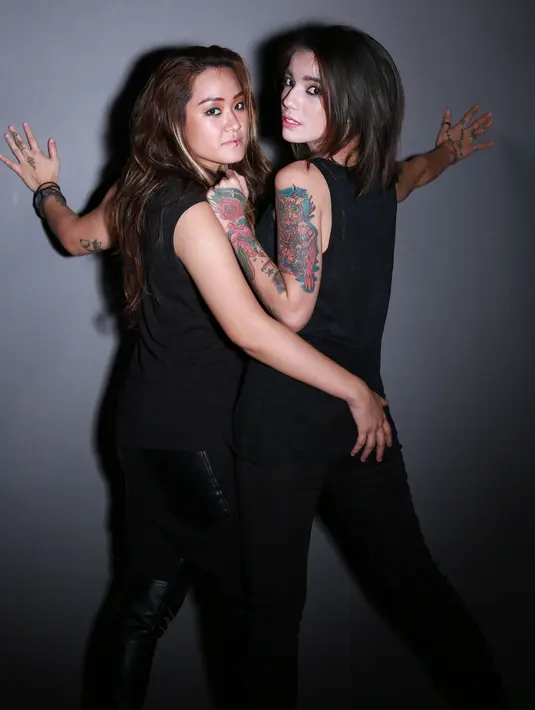 "Artinya menyebarkan kata-kata bohong itu di media elektronik dan cetak. Kita pasalkan pasal 45, kemudian juga pasal 28 ayat 1 UU ITE beserta juga pasal 360 KUHP, pasal 30 dan 31 juga. Hukumannya 4 tahun penjara," tukas Rony Sapulette.