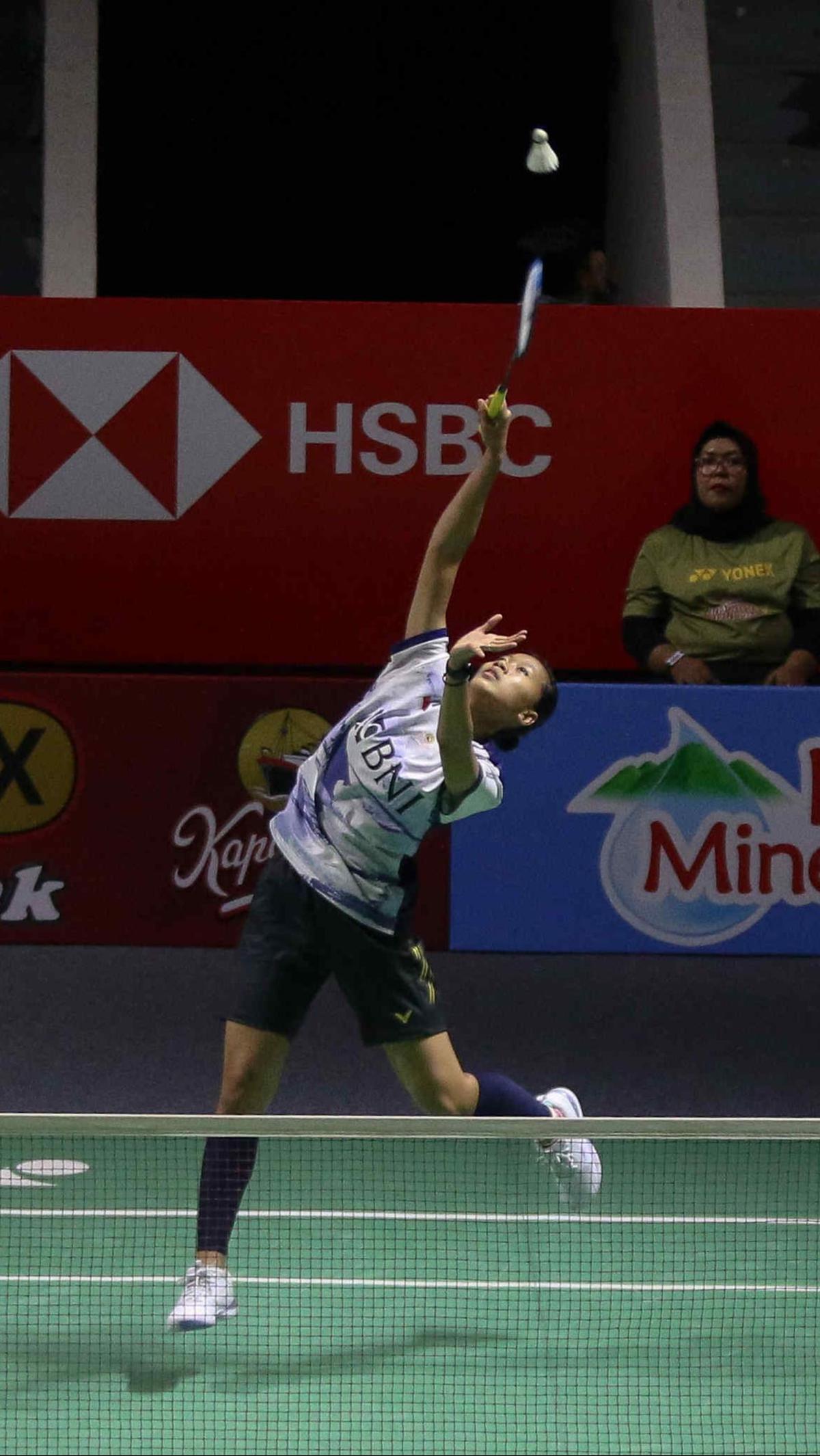 Aksi Putri Kusuma Wardani saat menghadapi Gregoria Mariska Tunjung&nbsp;pada babak 32 besar Indonesia Open 2024 di Istora Senayan, Jakarta, Selasa (4/6/2024).&nbsp;Foto: Liputan6.com/Herman Zakharia