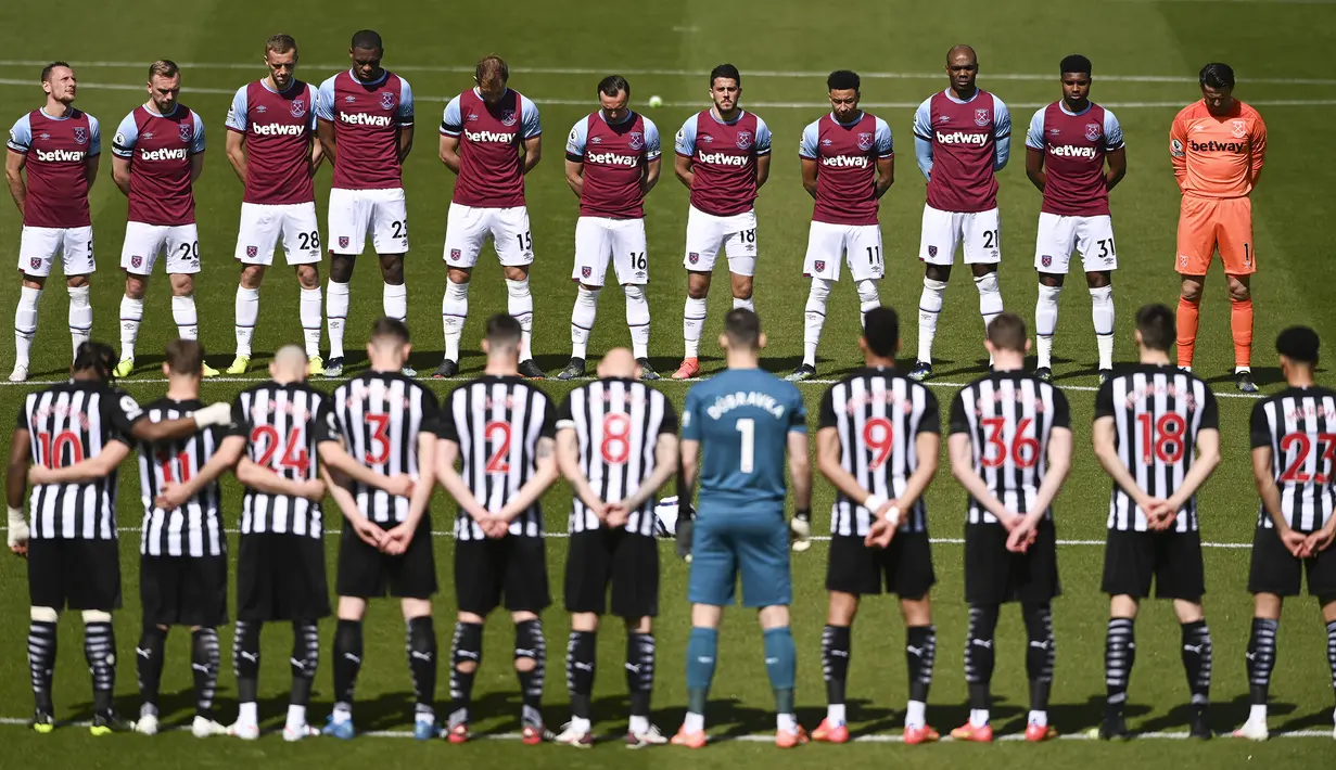 Para pemain Newcastle United dan West Ham United mengheningkan cipta untuk penghormatan pemakaman Pangeran Philip sebelum dimulainya laga lanjutan Liga Inggris 2020/2021 pekan ke-32 di St James' Park, Newcastle, Sabtu (17/4/2021). (AP/Stu Forster/Pool)