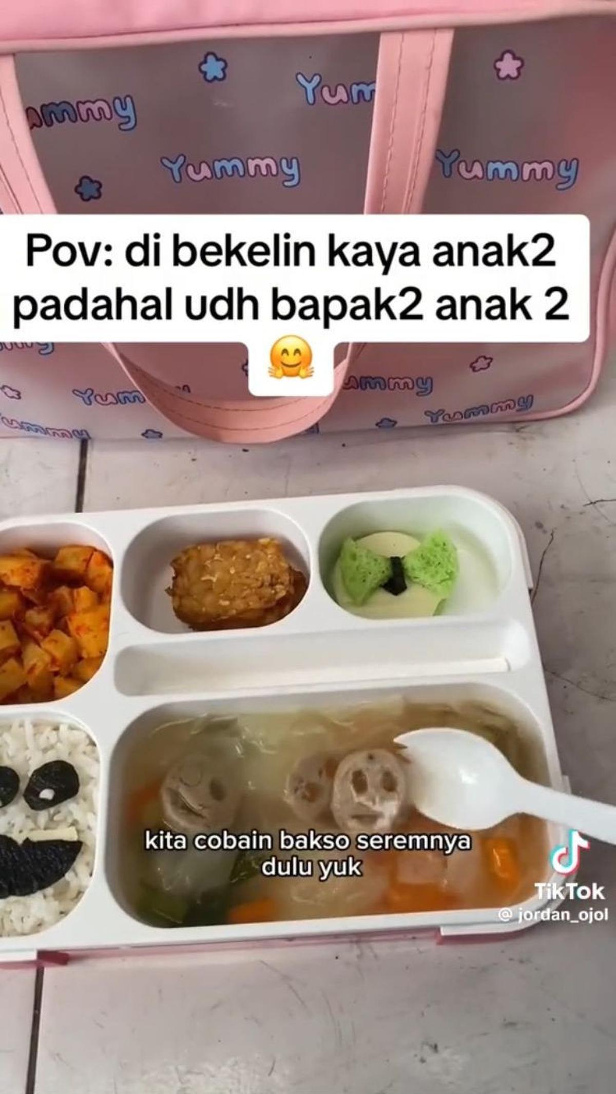 Tak hanya di nasinya saja yang dihias, istrinya bahkan membuat gambar wajah seram pada bakso yang ia masak menjadi sup.