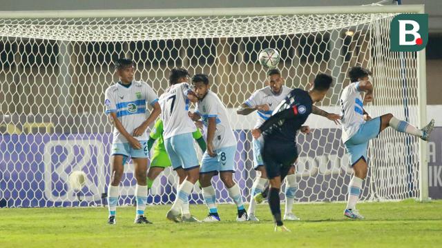 Foto: Dua Gol Carlos Fortes Warnai Kemenangan 3-0 Arema FC atas Persela dalam Derbi Jatim di BRI Liga 1