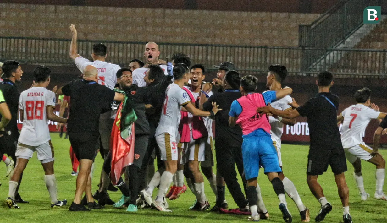 Selebrasi para pemain dan ofisial tim PSM Makassar setelah mengalahkan Madura United sekaligus memastikan gelar juara BRI Liga 1 2022/2023 di Stadion Gelora Madura Ratu Pamelingan, Pamekasan, Jawa Timur, Jumat (31/3/2023) malam WIB. (Bola.com/Wahyu Pratama)