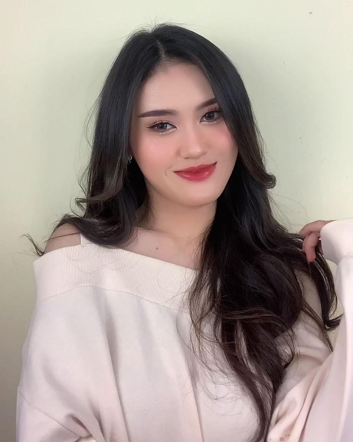 "Diceraiin papa gue, kabur ke Bandung bawa 3 anaknya. Besarin sendiri sampai sekarang. "Good job Dewi, I love you so much," pungkas Deriska Almira.