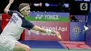 Pebulu tangkis tunggal putra Denmark Viktor Axelsen saat melawan pebulu tangkis tunggal putra China Zhao Jun Peng pada pertandingan final East Ventures Indonesia Open 2022 di Istora Senayan, Jakarta, Minggu (19/6/2022). Viktor Axelsen menjuarai tunggal putra East Ventures Indonesia Open 2022 usai mengalahkan Zhao Jun Peng dengan skor 21-9, 21-10. (Liputan6.com/Faizal Fanani)