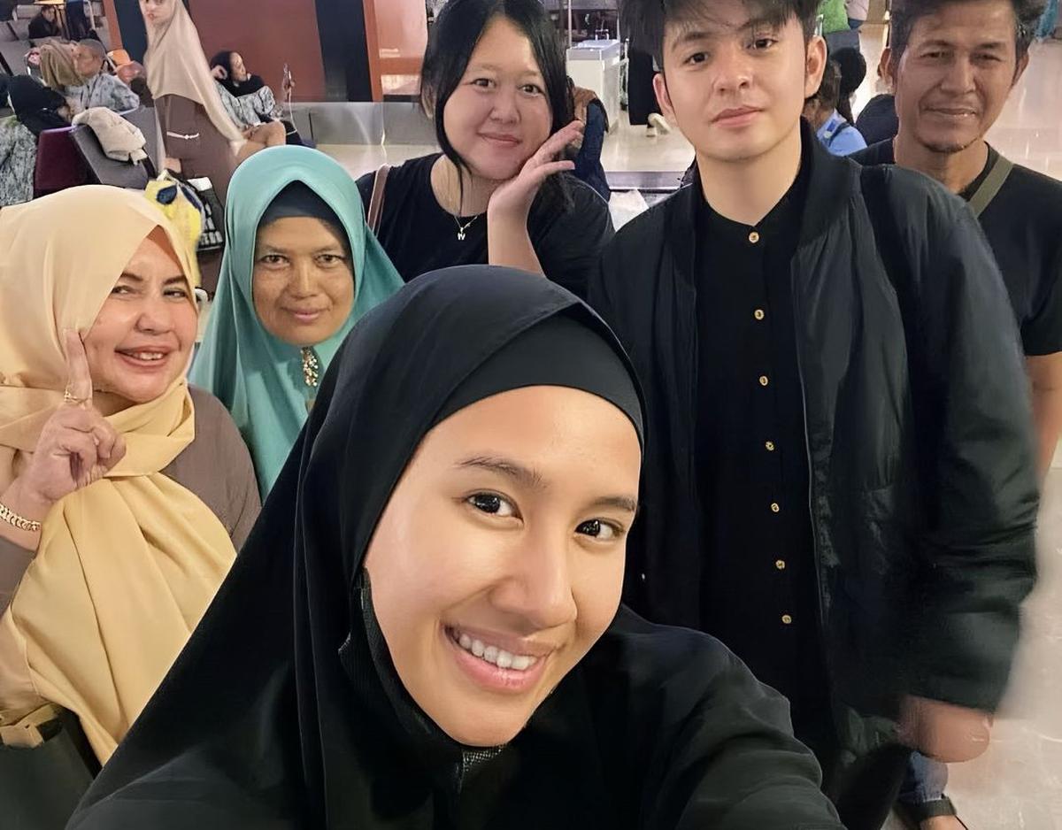 4 Potret Shenina Cinnamon Jalani Umrah Perdana Bersama Suami, Pakai Busana Syar'i Dan Tampil Tanpa Makeup