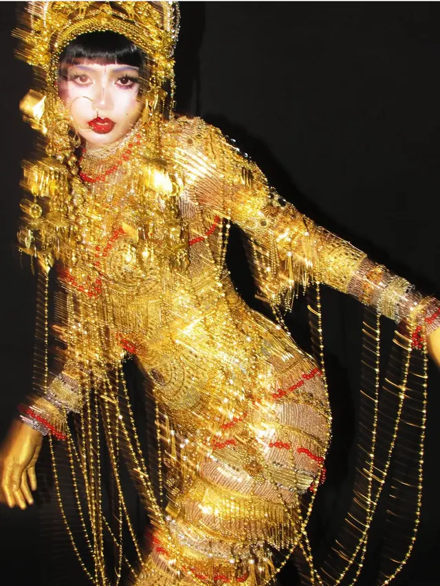 Lisa Blackpink saat Halloween 2025 tampil serba emas lengkap dengan aksesorinya. [@lalalalisa_m]