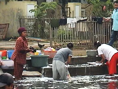 Citizen6, Bekasi: Seolah tak menghiraukan bahayanya, sebagian besar penduduk di pinggiran Kali Cikarang, Bekasi, mencuci pakaian dan mandi di kali hitam ini, bahkan Mandi Cuci Kakus (MCK) juga dilakukan di sini. (Pengirim: Baebudin)