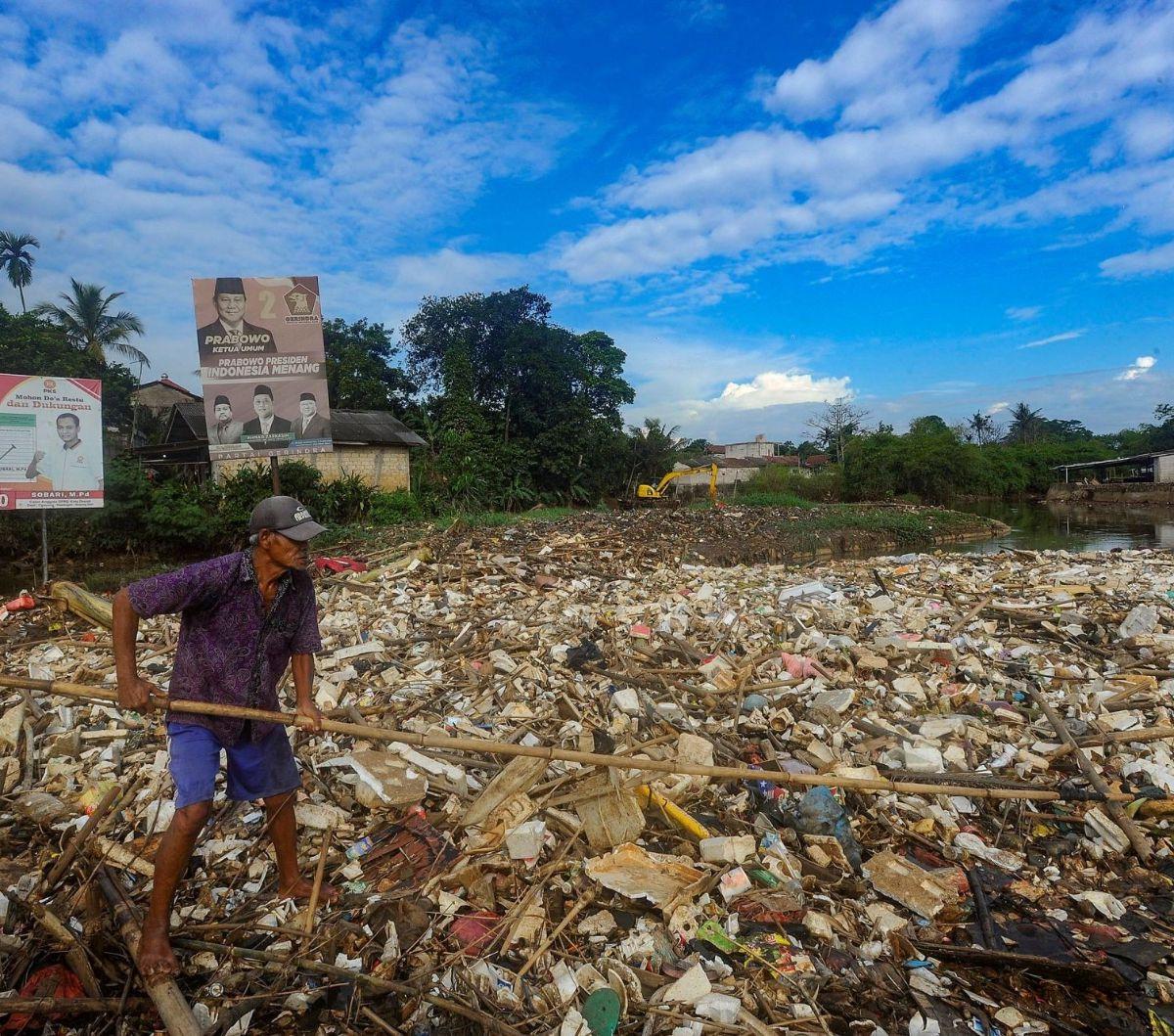 Kondisi tumpukan sampah yang terbawa aliran Sungai Pesanggrahan semakin memprihatinkan di Jembatan Kampung Bulak Barat - Pasir Putih, Depok, pada Minggu (07/07/2024). Foto: Merdeka.com / Arie Basuki  <br>