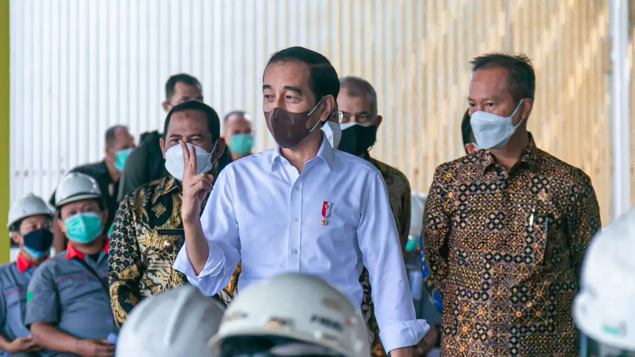Menteri Perindustrian Agus Gumiwang Kartasasmita mendampingi Presiden Joko Widodo meninjau percepatan vaksinasi booster bagi para pekerja sektor industri di PT Komatsu Indonesia, Kamis (24/2/2022). (FOTO: Biro Pers Setpres)