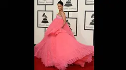Rihanna mengenakan gaun strapless dengan rok besar menjuntai hingga karpet saat hadir di Grammy Awards ke-57 di Staples Center, Los Angeles, AS, Minggu (8/2/2015). (Jason Merritt/Getty Images/AFP)