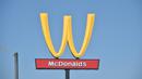 Plang iklan restoran cepat saji McDonald's dengan logo terbalik di Lynwood, California (8/3). Restoran siap saji McDonald's mengubah logonya dalam rangka merayakan Hari Perempuan Internasional 2018. (AFP Photo/Frederic J. Brown)