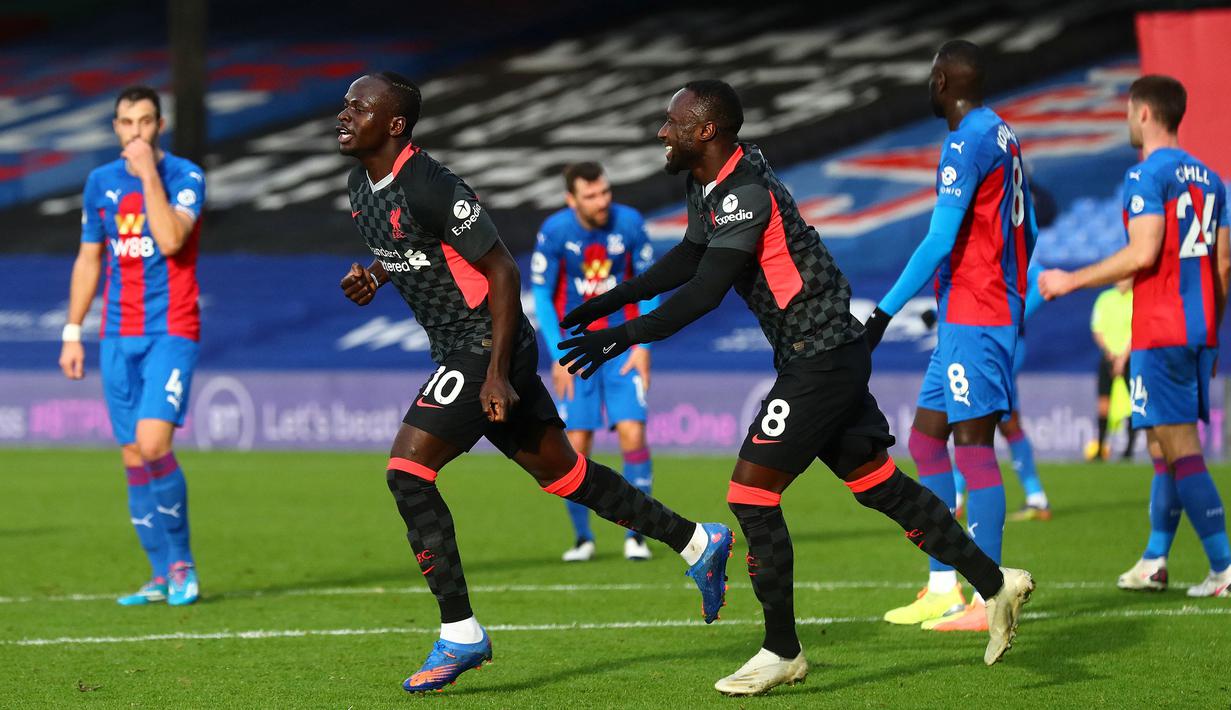 Pemain Liverpool, Sadio Mane (kiri) melakukan selebrasi setelah mencetak gol kedua timnya ke gawang Crystal Palace pada laga lanjutan Liga Inggris 2020/2021 di Selhurst Park, 19 Desember 2020. The Reds menang dengan skor 7-0. (AFP/Pool/Clive Rose)