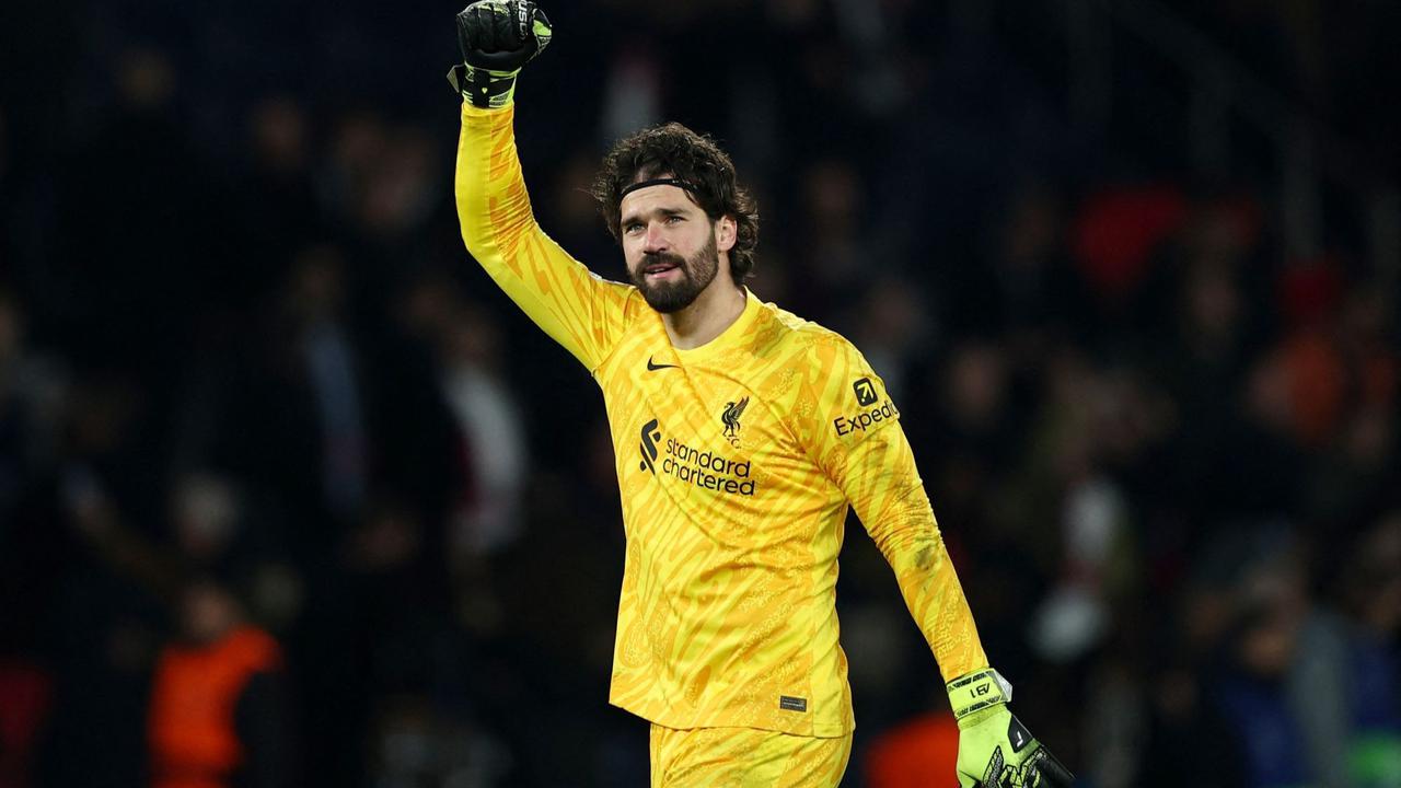 Aksi Alisson Becker tahan gempuran PSG